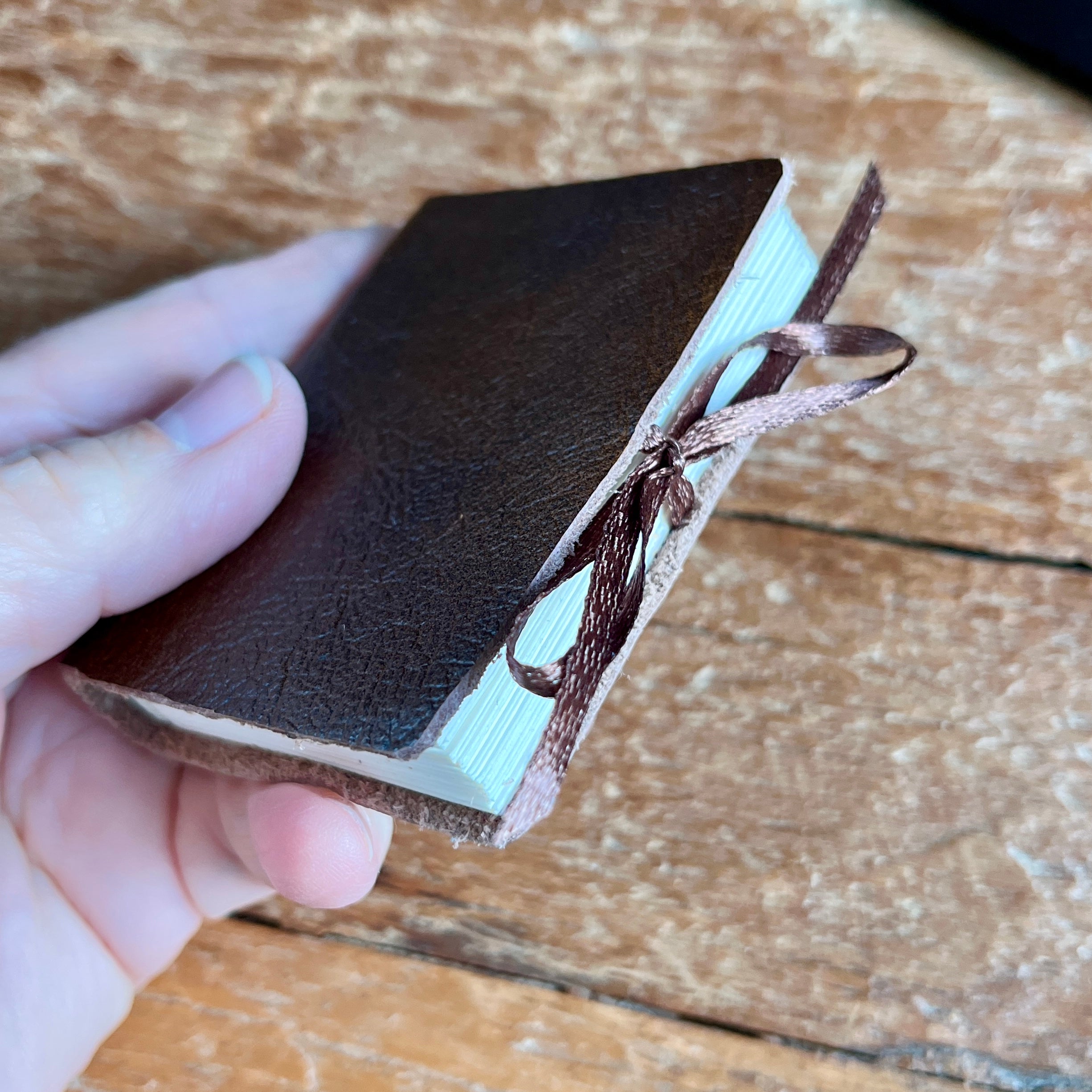 Midi handmade journal in genuine leather - blank pages