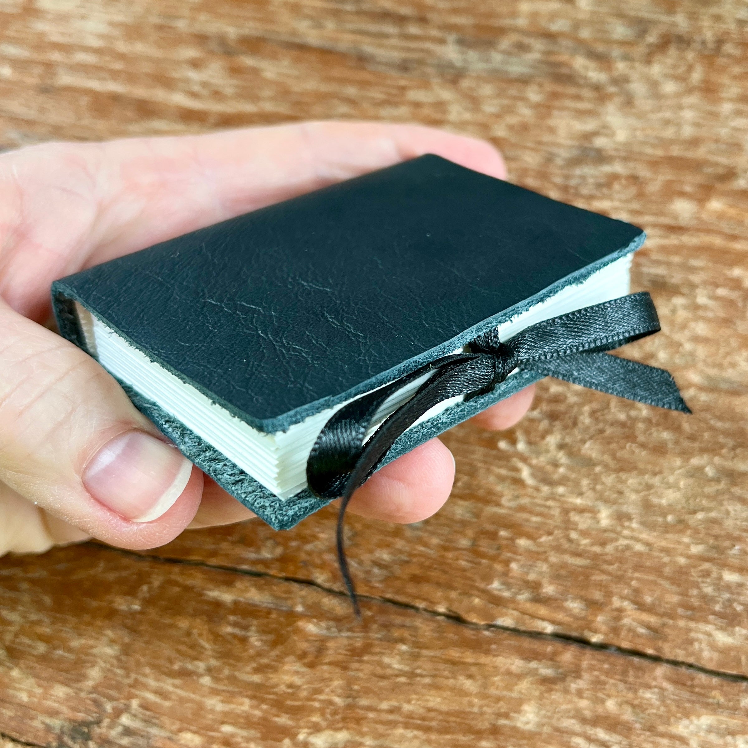 Midi handmade journal in genuine leather - blank pages