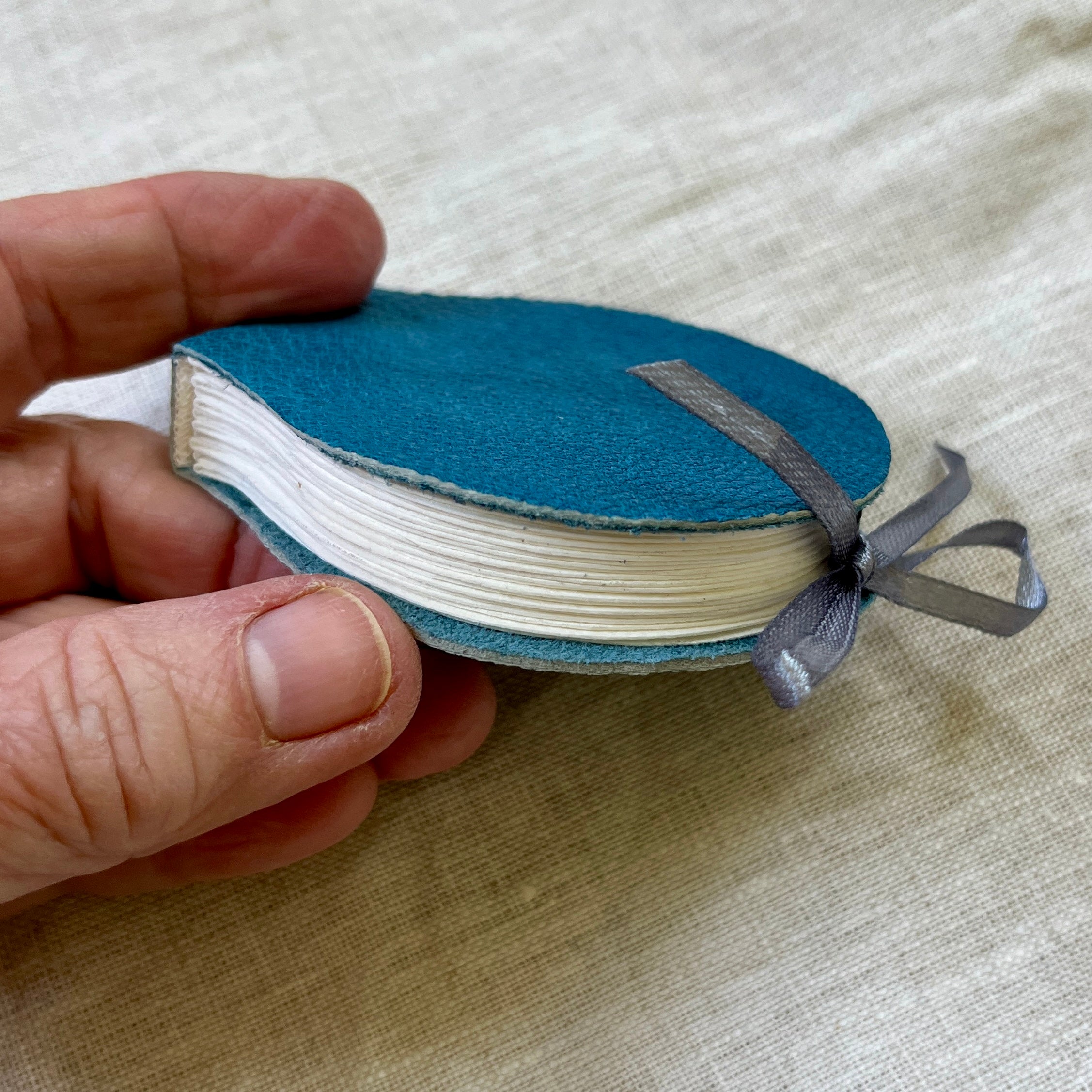 Round handmade mini journal 2.5" in genuine leather - blank pages